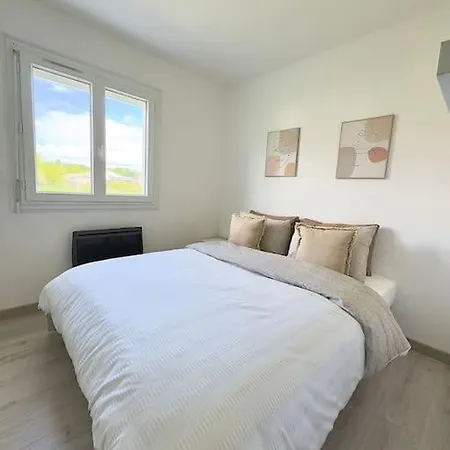 Hébergement de vacances Maison Chaleureuse Avec Piscine Izon
