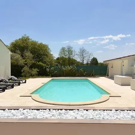 Hébergement de vacances Maison Chaleureuse Avec Piscine Izon