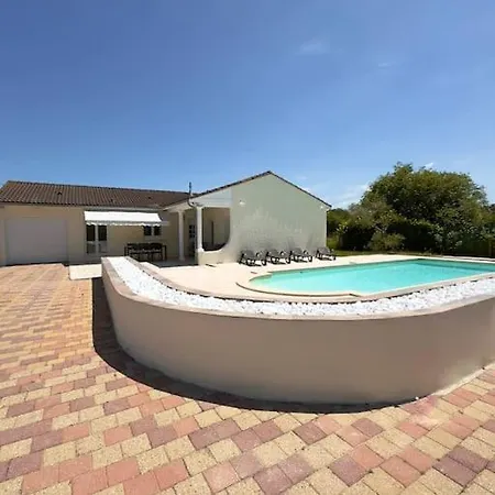 Maison Chaleureuse Avec Piscine Hébergement de vacances