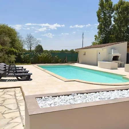 Hébergement de vacances Maison Chaleureuse Avec Piscine Izon