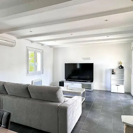 Hébergement de vacances Maison Chaleureuse Avec Piscine Izon